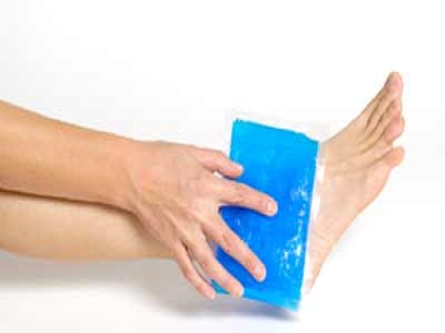 ice-pack-on-ankle